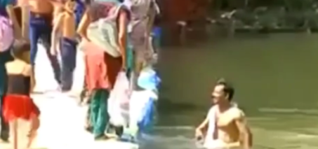 Man Jumps into the Water too Late to Help Kid VIDEO