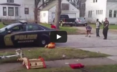 Muskegon police play football with kids