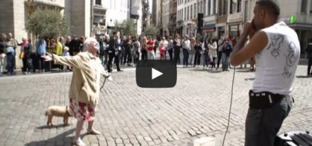 Beatbox a Bruxelles - Old lady dancing to man beatboxing